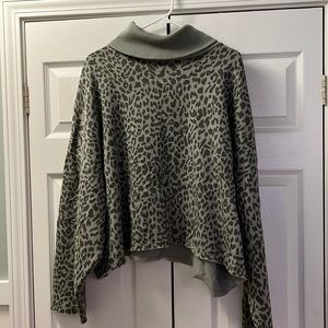 American Eagle Green/Olive Leopard Print Cropped Turtleneck Sweatshirt XL